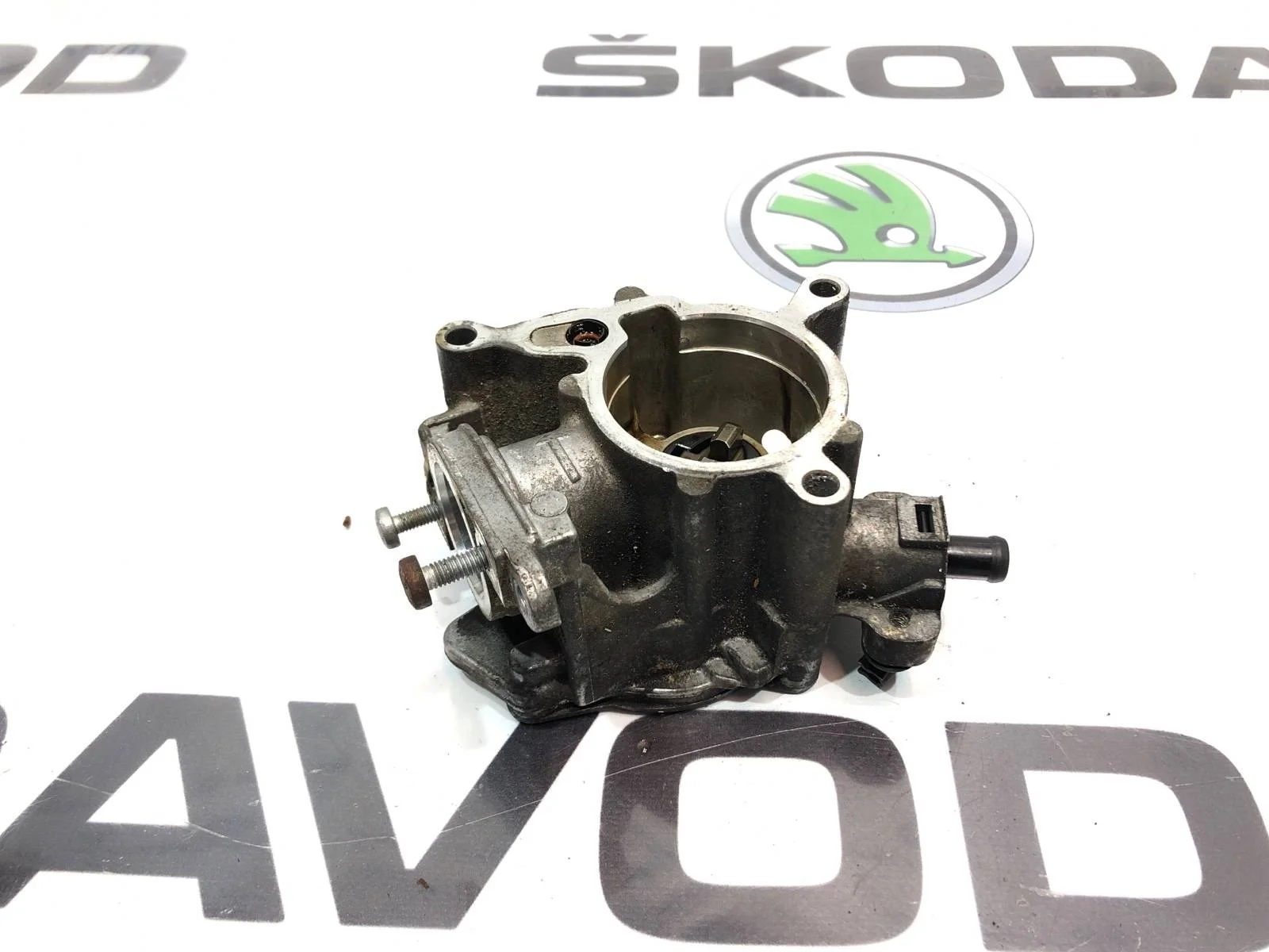 Насос вакуумный Skoda Octavia 2009 06J145100 A5 (1Z) 1.8 CDAB