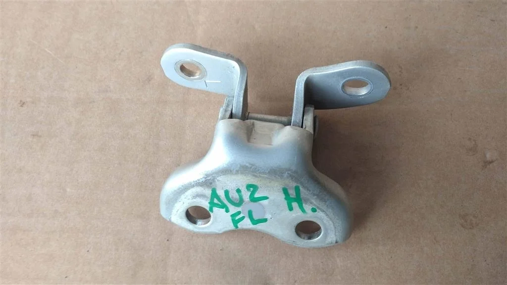 Б.у. петля двери TOYOTA AURIS ZRE150 TOYOTA AURIS ZRE150