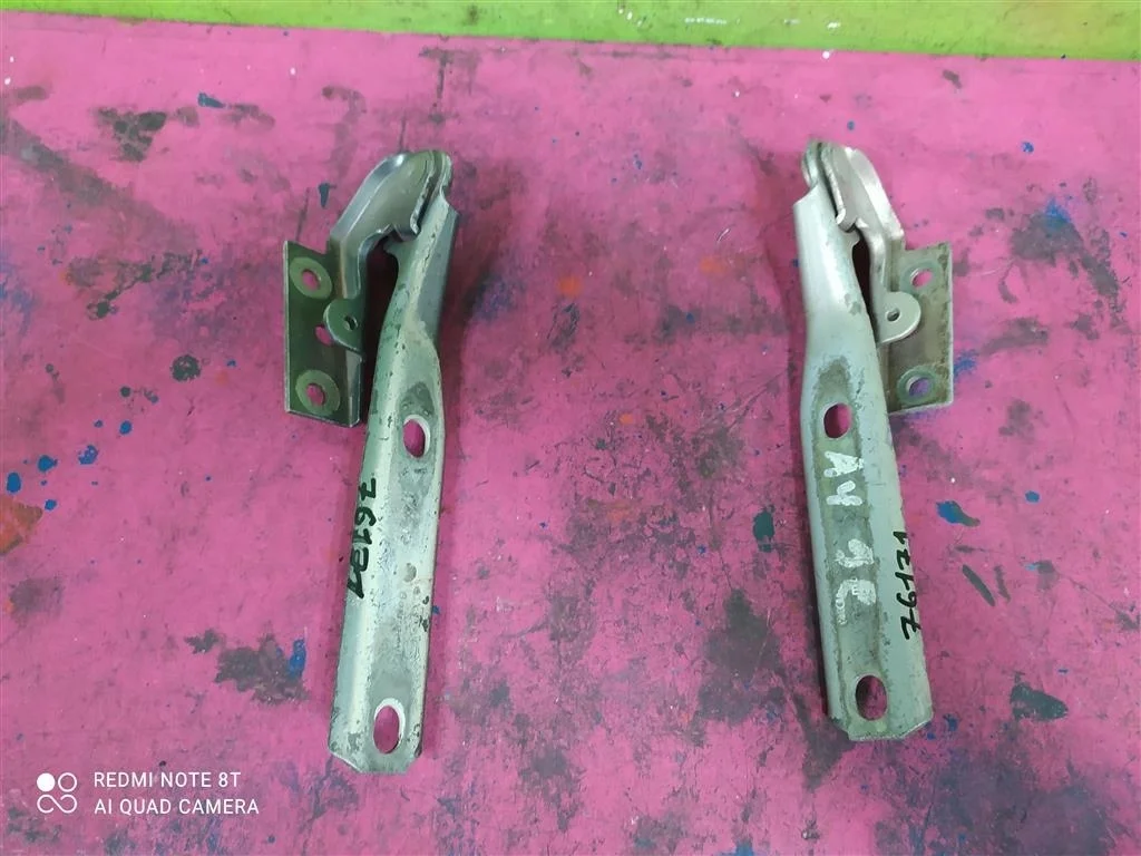 Петля капота левая правая комплект Audi A4 B5