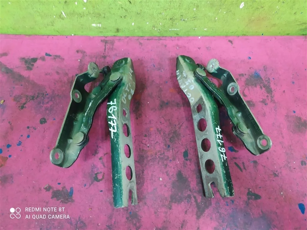 Петля капота левая правая комплект Skoda Octavia 2