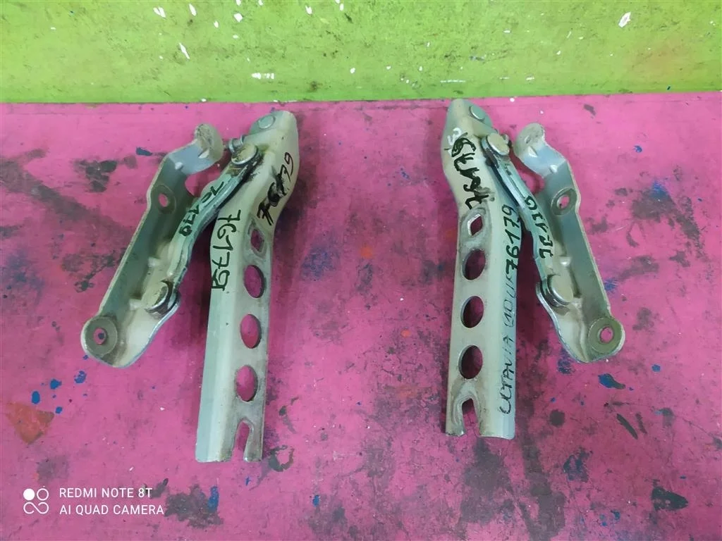 Петля капота левая правая комплект Skoda Octavia 2