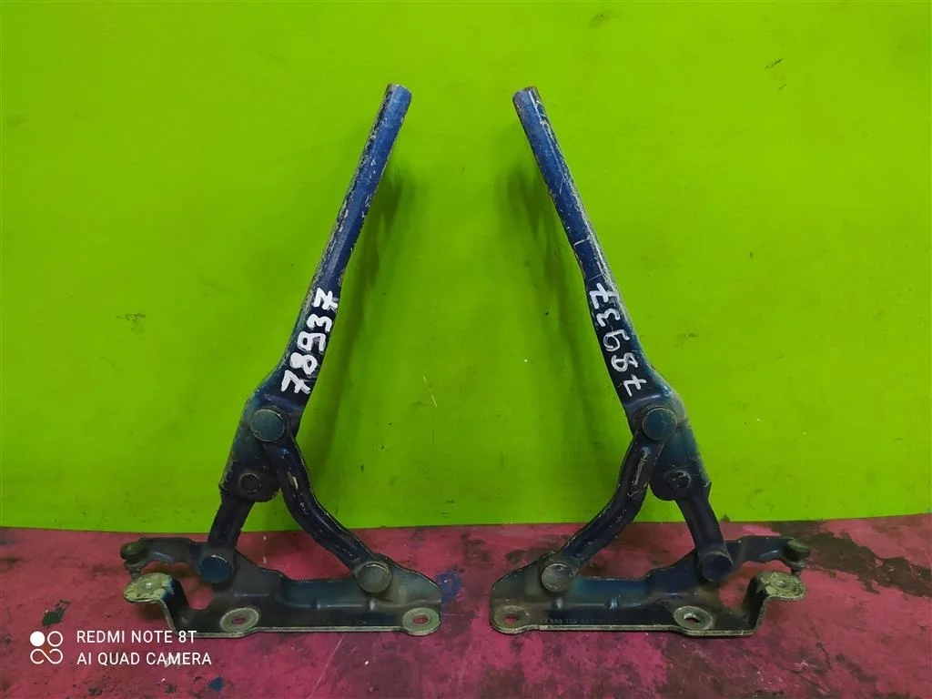 Петля капота левая правая компл Octavia 2004-2013