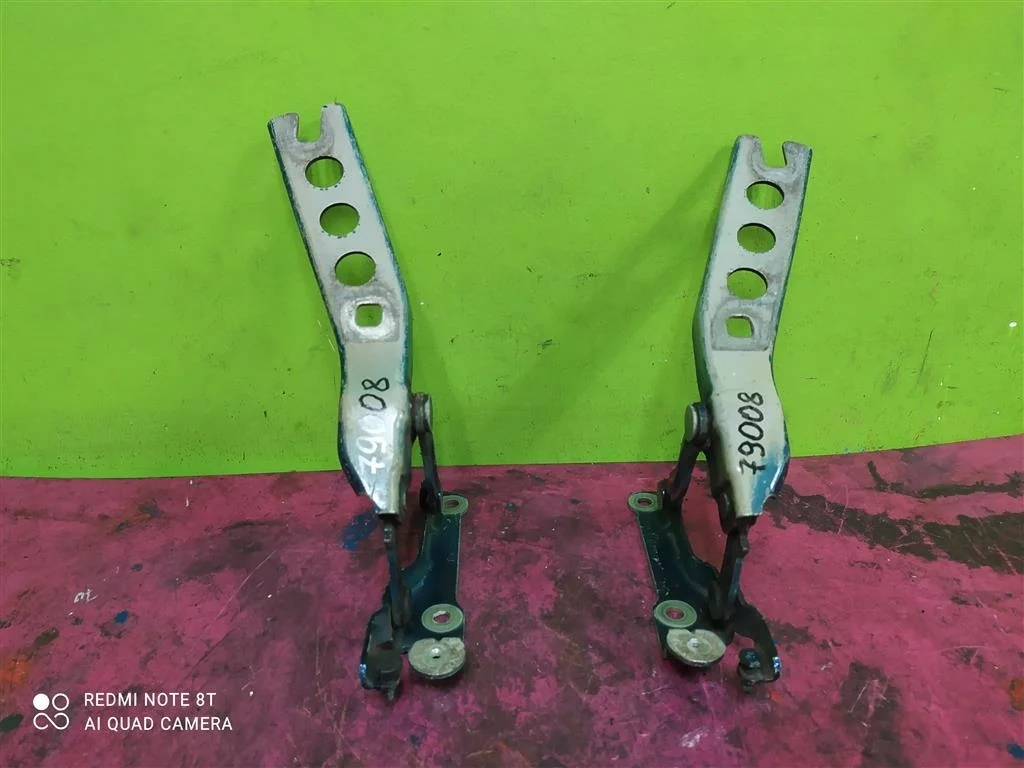 Петля капота левая правая пара Octavia 2 2004-2013