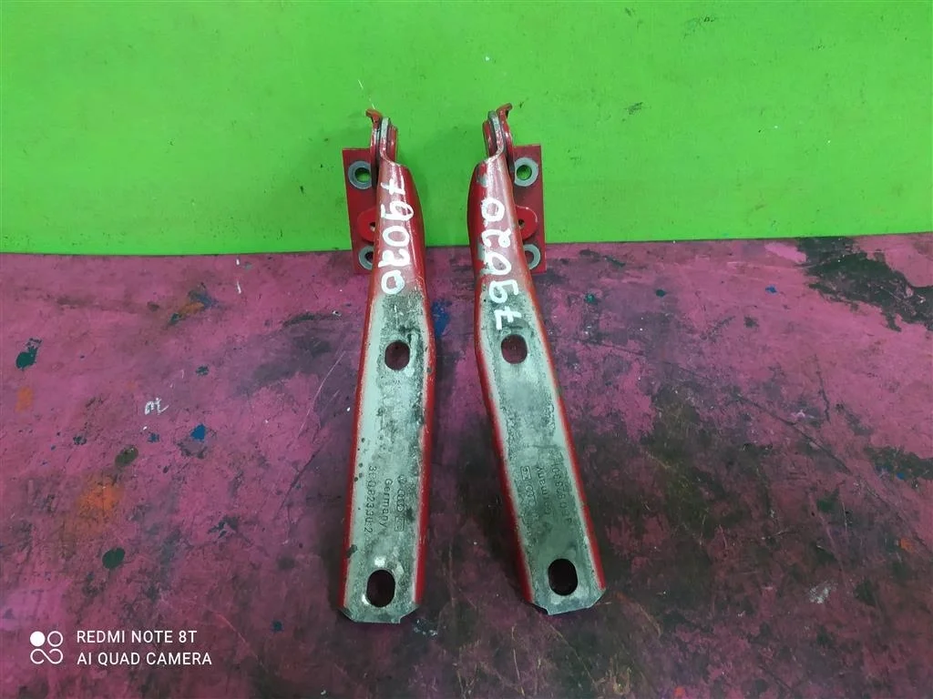 Петля капота левая правая компл Passat B5 Audi A4