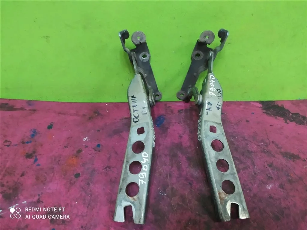 Петля капота левая правая пара Octavia 2 2004-2013