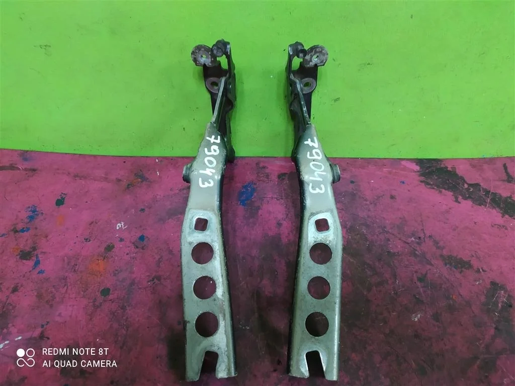 Петля капота левая правая пара Octavia 2 2004-2013