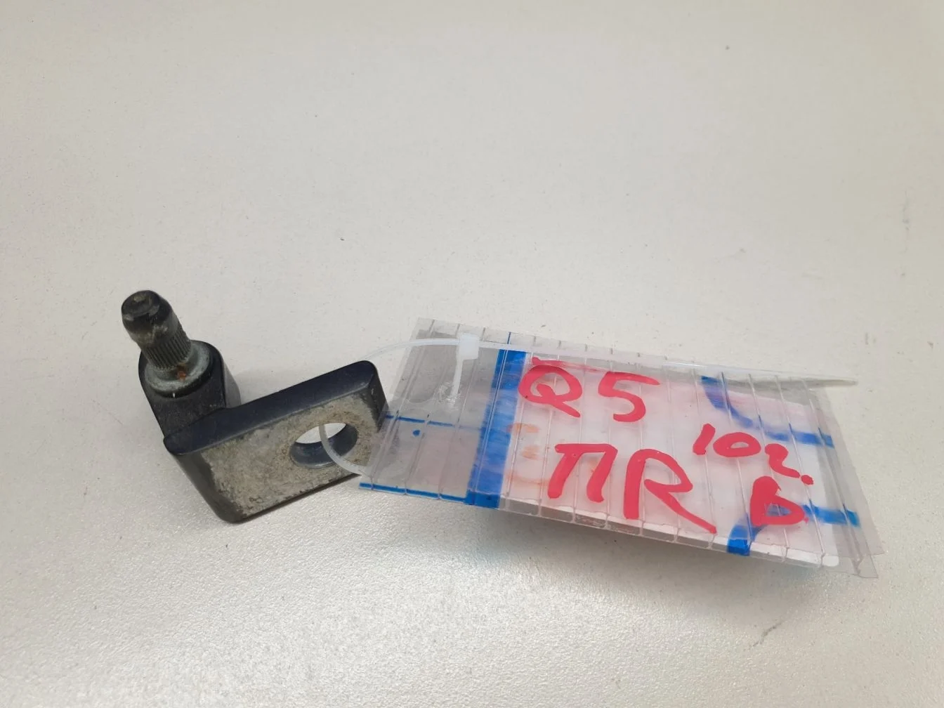 Петля двери передней правой верхняя для Audi Q5 8R 2008-2017