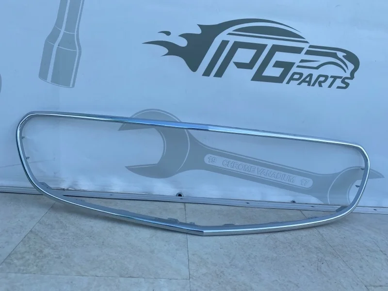 Молдинг решетки радиатора Mercedes W212