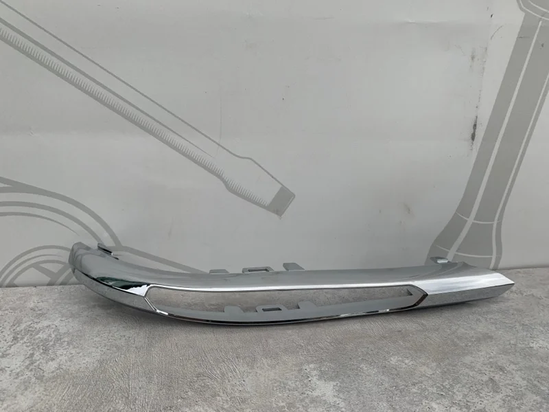 Накладка дхо левая Mercedes W204