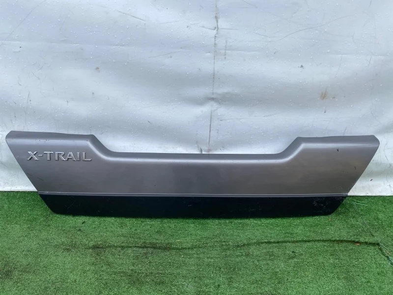 Молдинг крышки багажника Nissan X-Trail T31