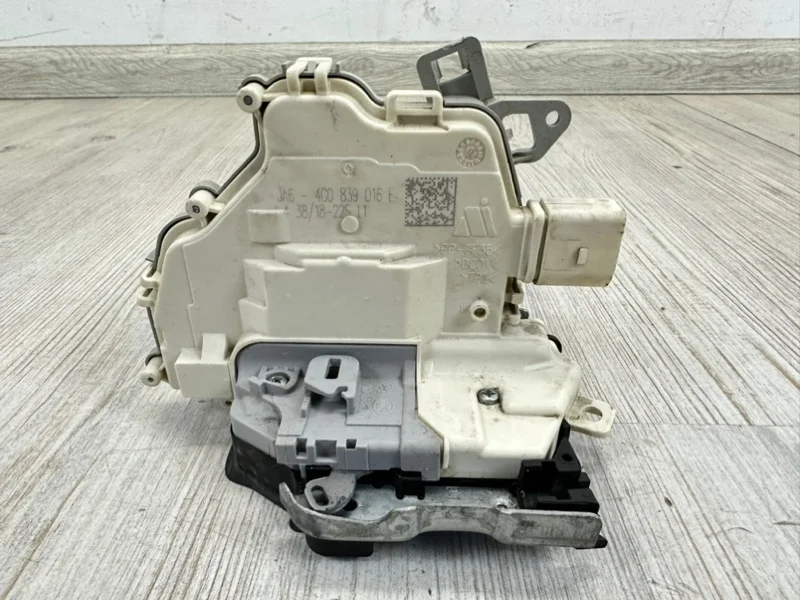 Замок двери VW Touareg 3 2019- CR7