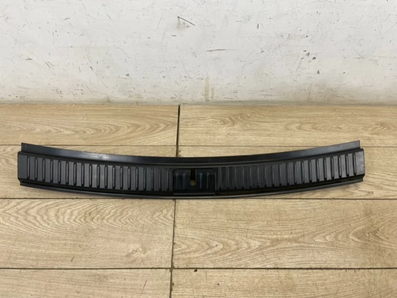 Накладка замок багажника VW Touareg 2 2010-2018 7P