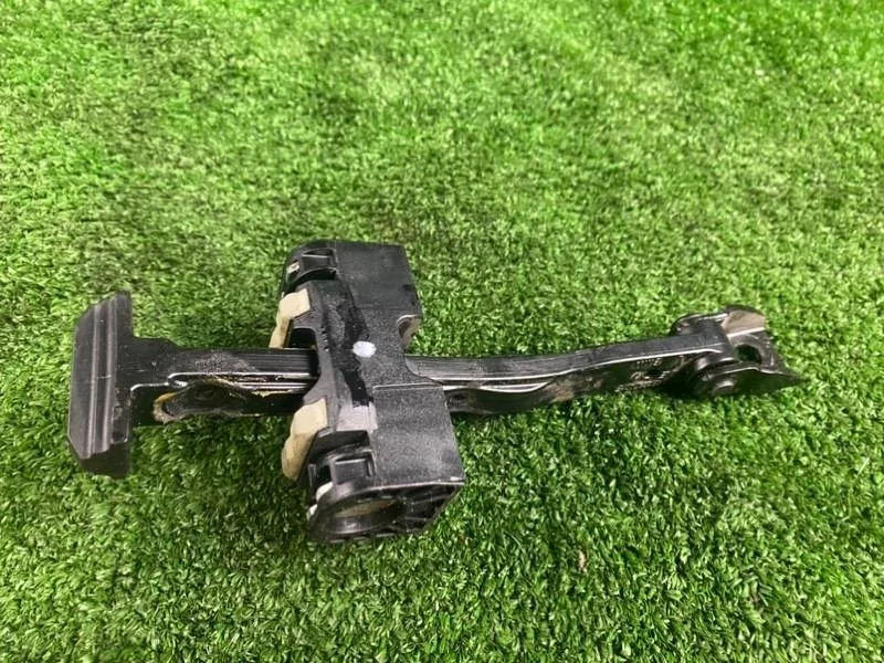 Ограничитель двери BMW F10