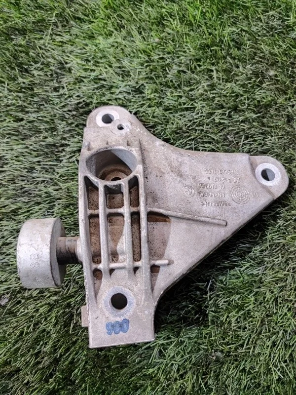 Кронштейн двигателя BMW 528i F10