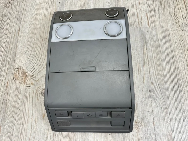 Плафон салонный VW Touareg 2003-2007 7L