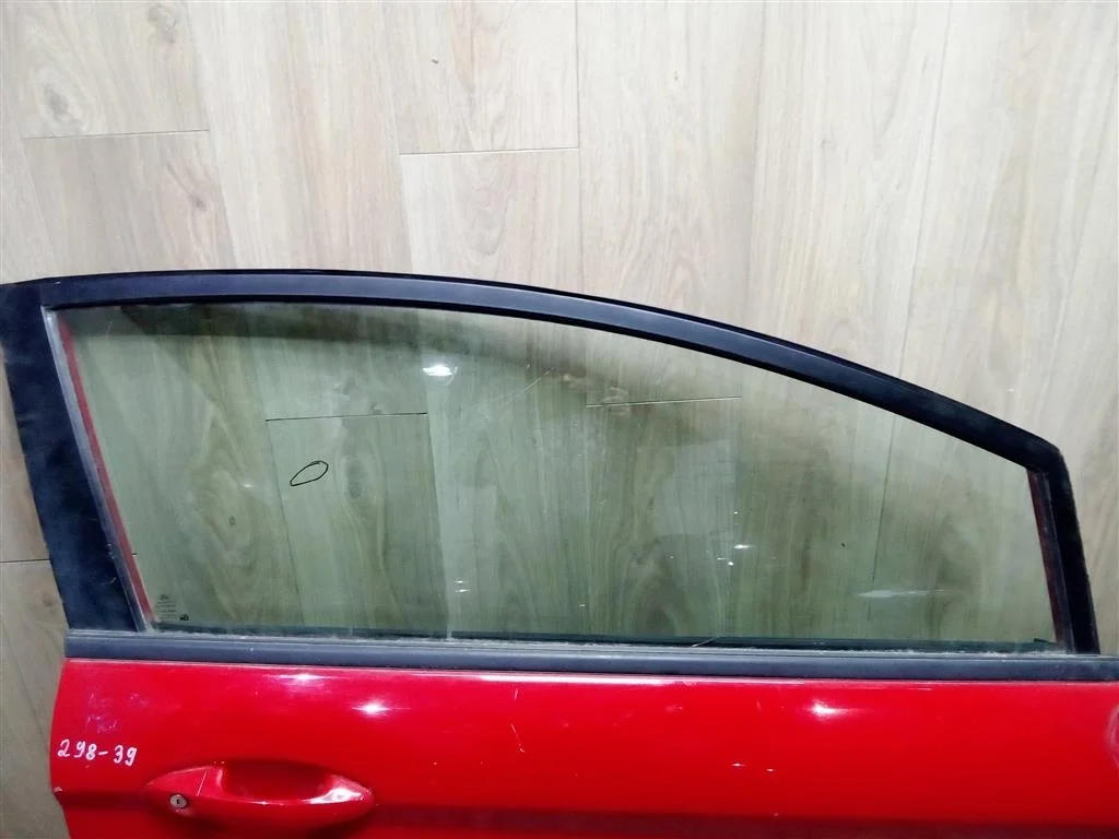 Стекло двери передней правой Ford Fiesta 2008-2012