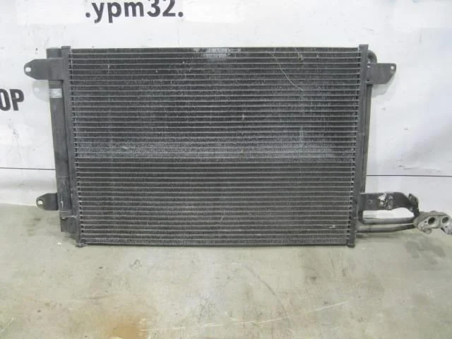 Радиатор кондиционера (конденсер) VW Touran 2003-2010