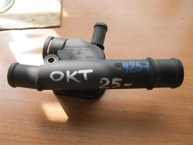 Фланец двигателя системы охлаждения Skoda Octavia (A4 1U-) 2000-2011