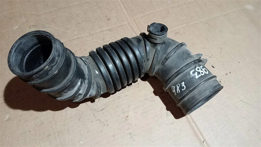 Б.у. патрубок воздушного фильтра MITSUBISHI PAJERO V98W MITSUBISHI PAJERO V98W