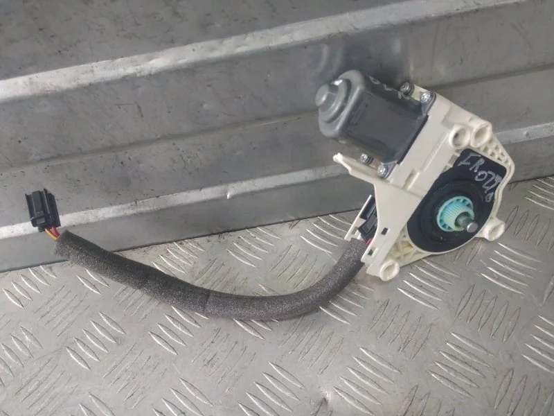 Моторчик стеклоподъемника Skoda Yetti 2009-2014 8K0959812 5L 1.2, передний правый