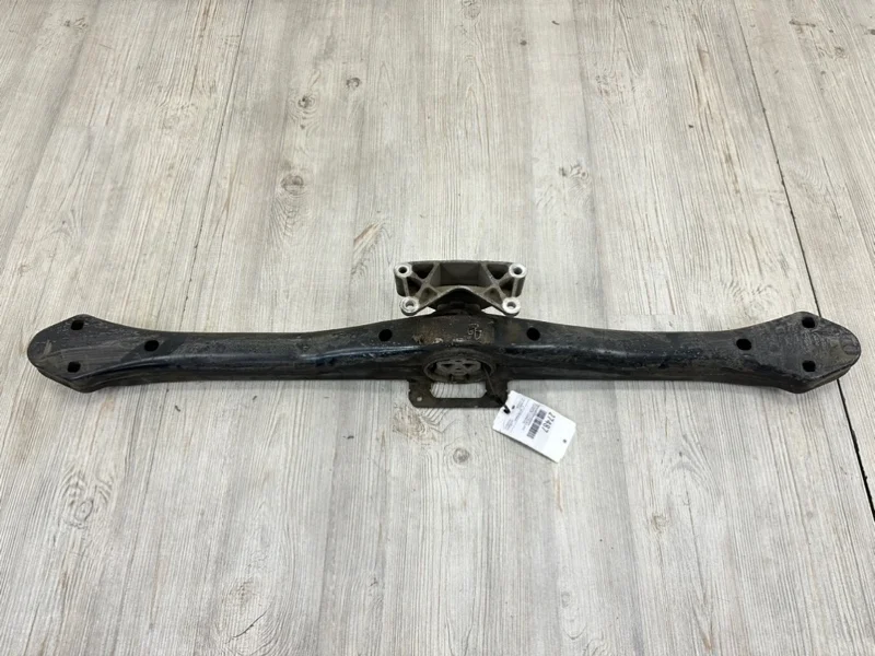 Балка крепления раздатки VW Touareg 2003-2010 7L