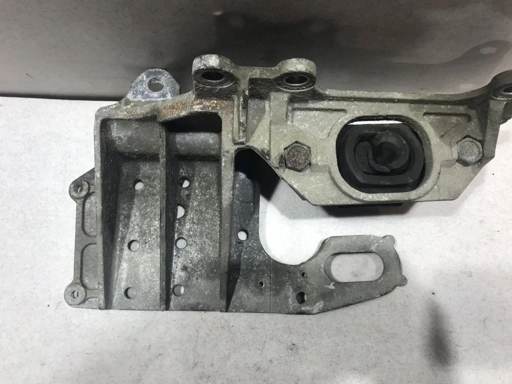 Кронштейн опоры КПП Nissan Qashqai J10