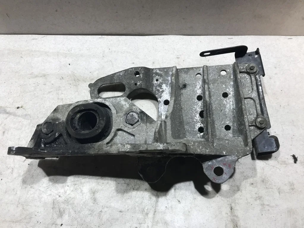 Кронштейн опоры КПП Nissan Qashqai J10