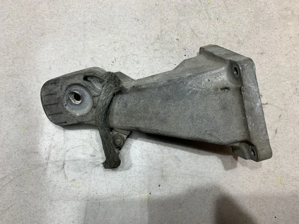 Кронштейн двигателя BMW E60 E61