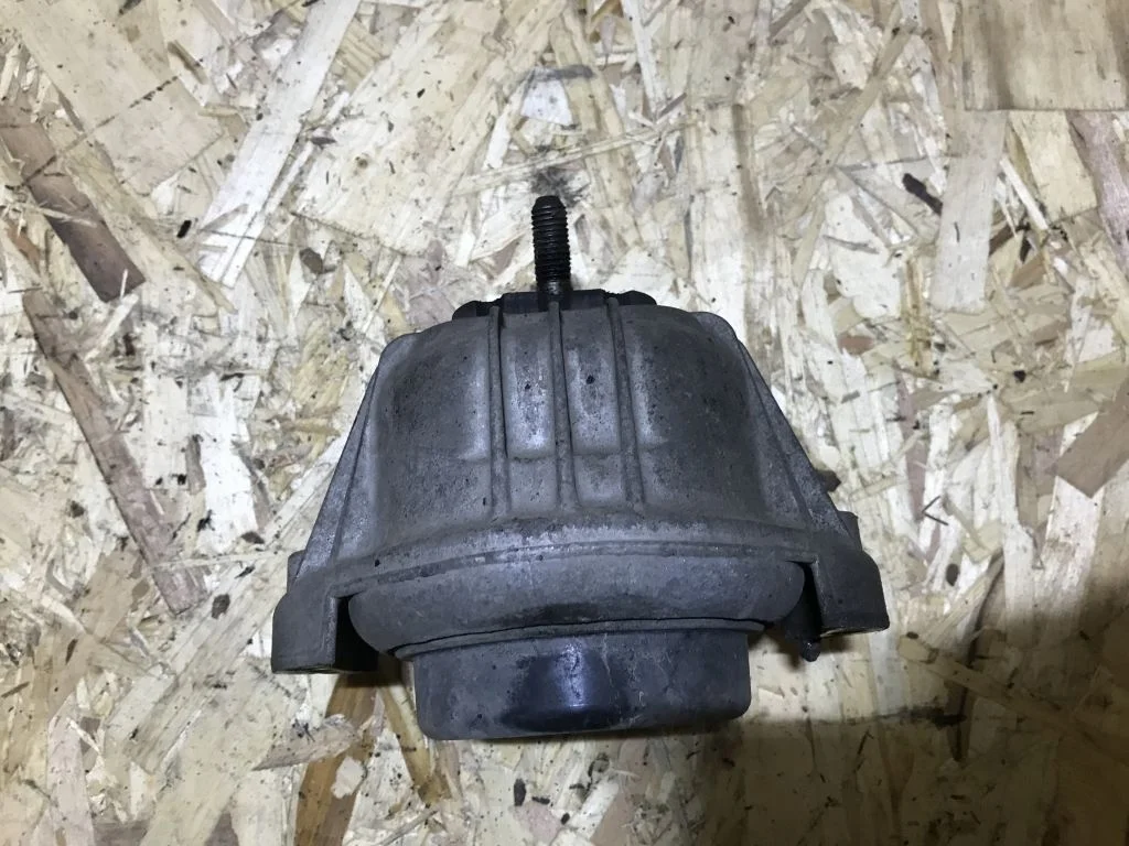 Опора двигателя левая BMW E90 E87 E84