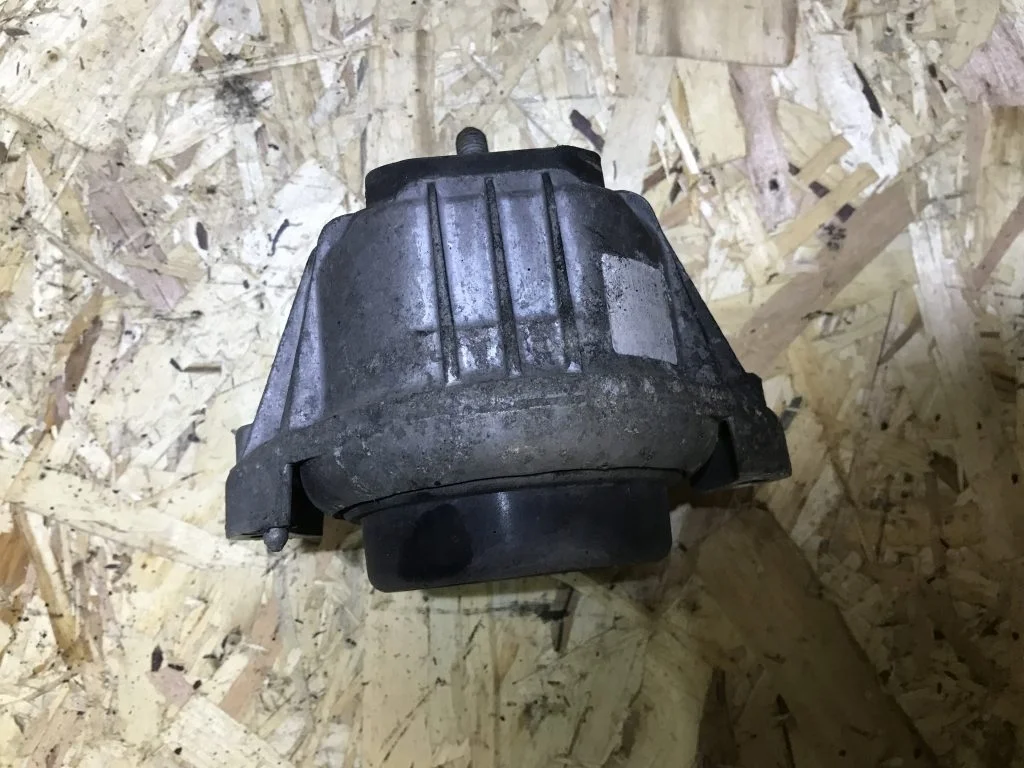 Опора двигателя правая BMW E90 E87 E84