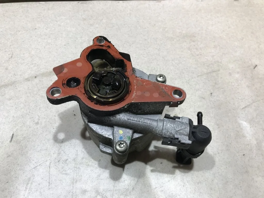 Вакуумный насос Nissan Qashqai J10 M9R 2.0D