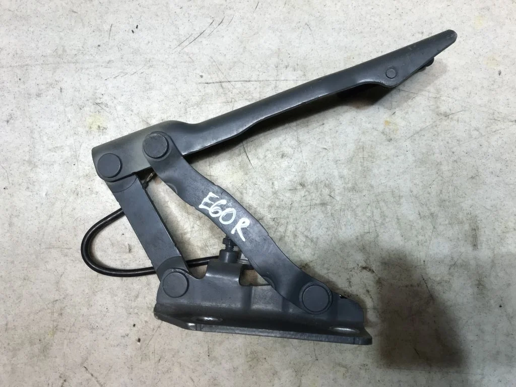 Петля капота правая BMW E60 E61