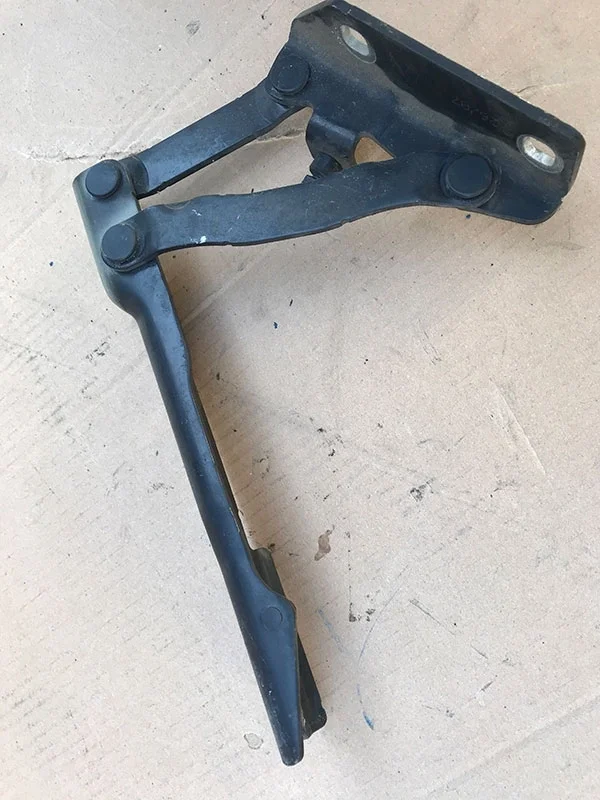 Петля капота BMW E60 E61 левая