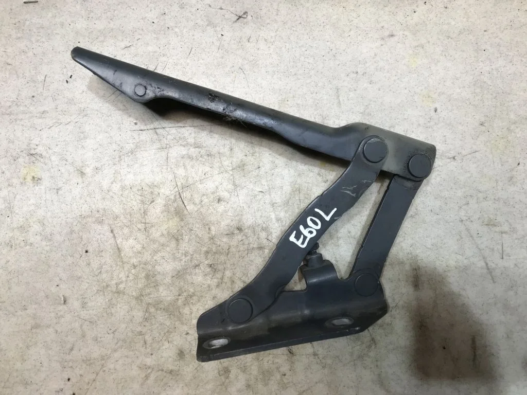 41617008727 Петля капота левая BMW E60 E61