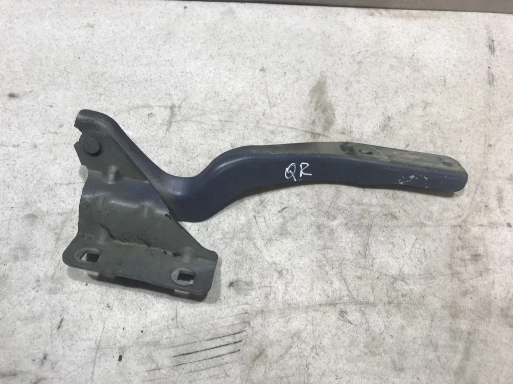Петля капота правая Nissan Qashqai J10