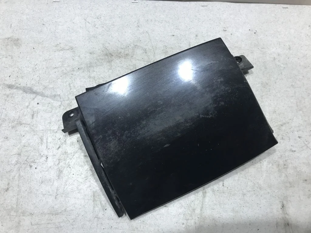 Накладка под правый фонарь Nissan Note