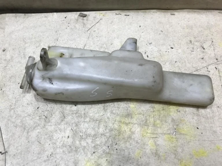 Расширительный бачок Mitsubishi Carisma