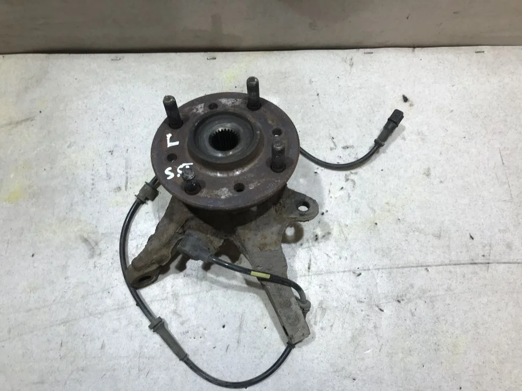 Кулак левый Mitsubishi Carisma