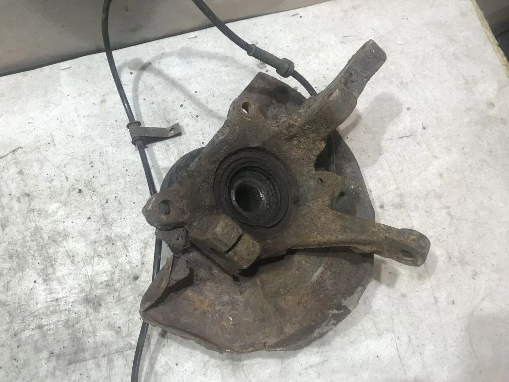 Кулак правый Mitsubishi Carisma