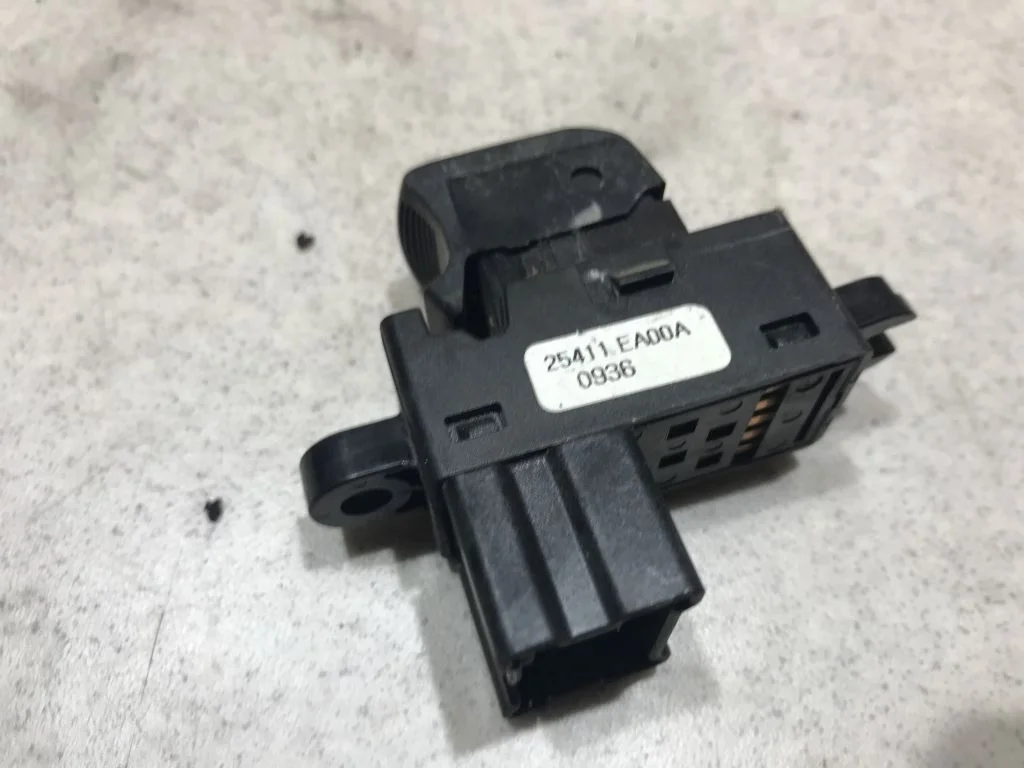 25411EA00A Кнопка стеклоподъём. Nissan Navara D40