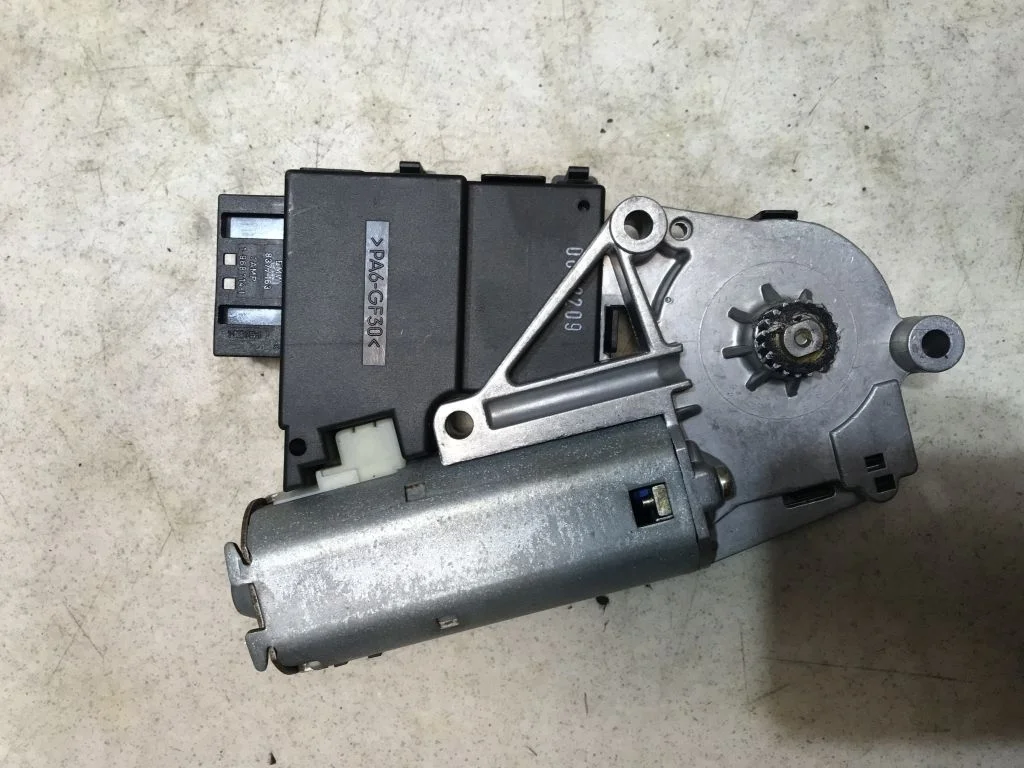 67618377939 Моторчик люка BMW X5 E53