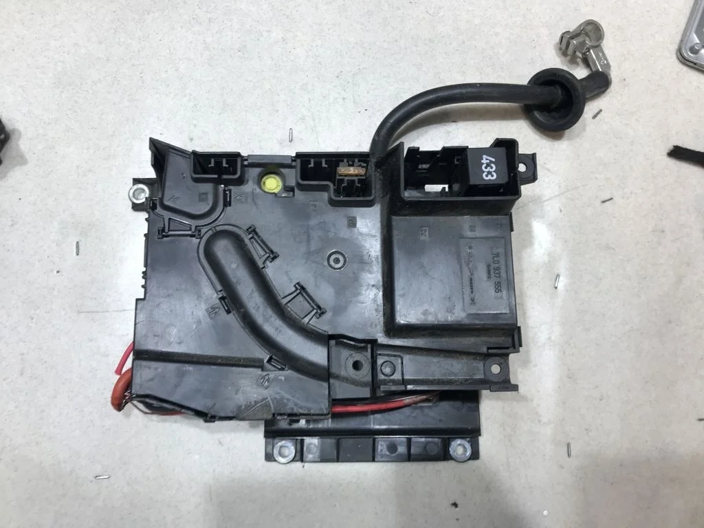 7L0937555 Блок предохранителей VW Touareg 1