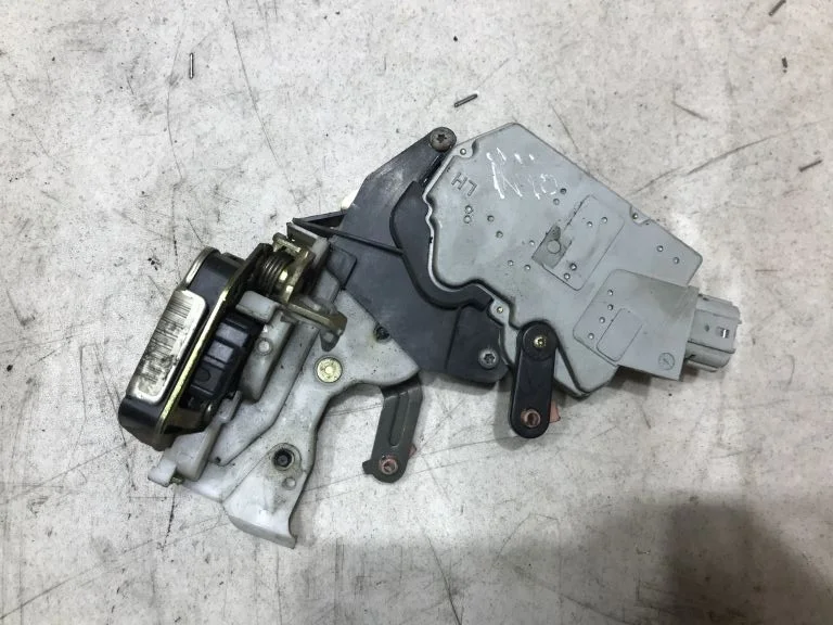 82503BM760 Замок двери задней L Nissan Almera N16