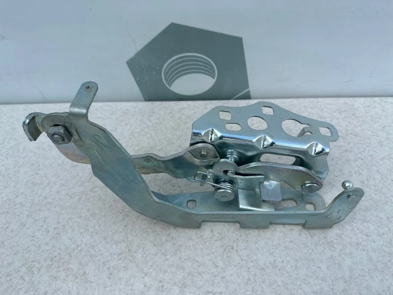 Петля капота правая Mercedes-benz W205