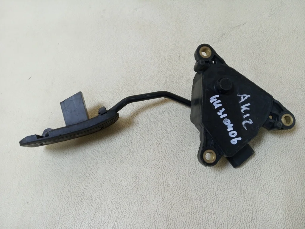 педаль акселератора электронная NISSAN MARCH 3, AK12   НИССАН   МАРЧ   МИКРА   MICRA    18002AX700 2002-2010 (контрактная запчасть)