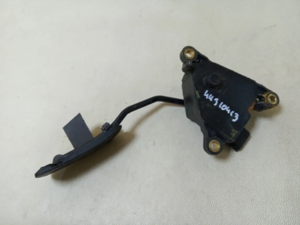 педаль акселератора электронная NISSAN MARCH 3, AK12   НИССАН   МАРЧ   МИКРА   MICRA    18002AX700 2002-2010 (контрактная запчасть)