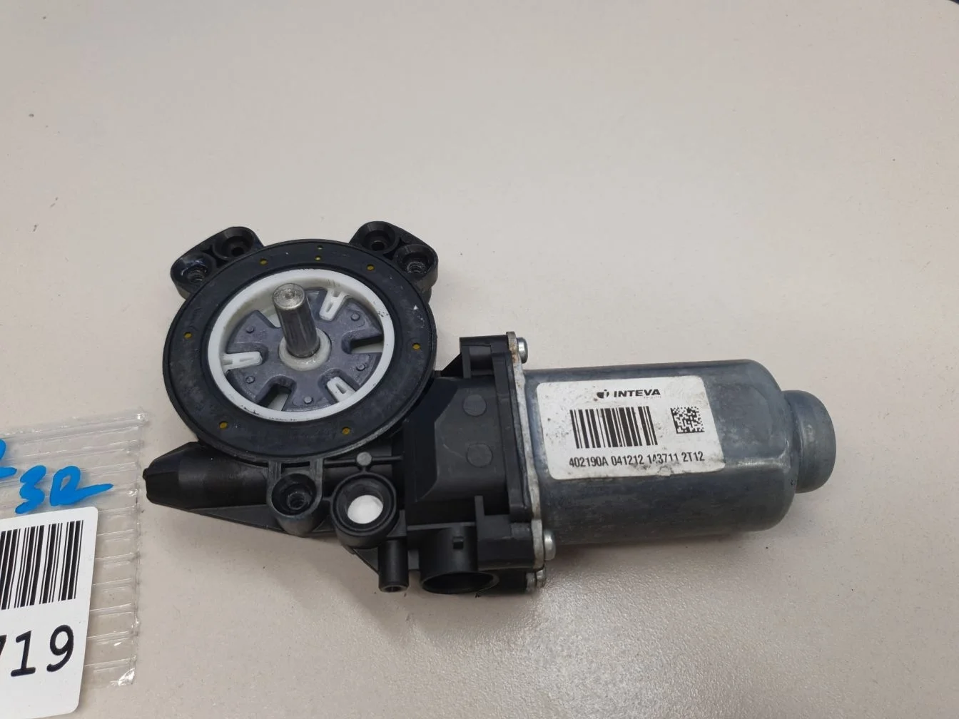 Моторчик стеклоподъёмника задний правый для Nissan Qashqai+2 JJ10 2008-2014
