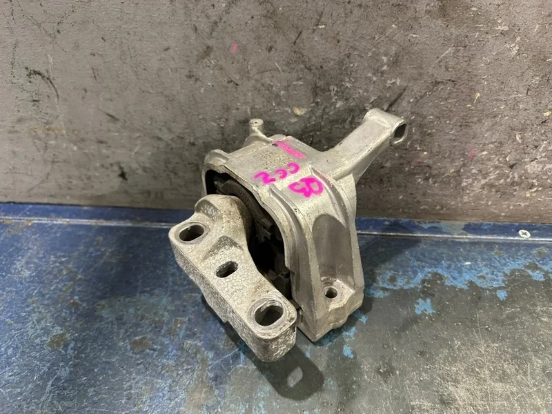 Подушка двигателя Audi Q3 8U