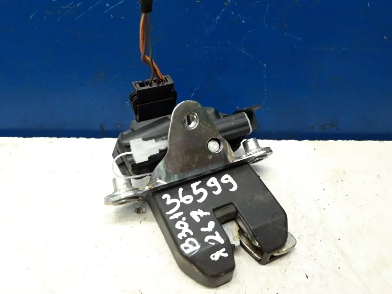 Замок крышки багажника Skoda Fabia 2 2007-2015 5J0827501B