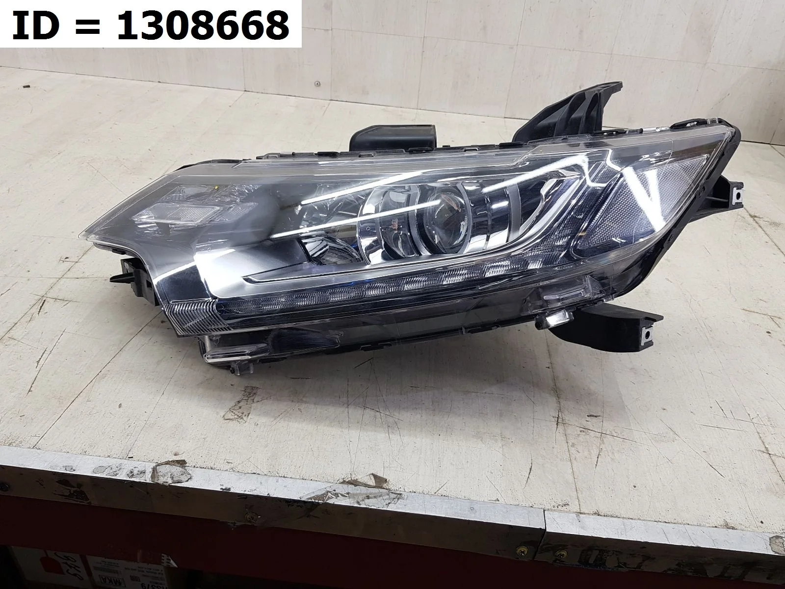 фара левая Mitsubishi OUTLANDER 3, GF3W GF7W GF2W Левый  8301D331 2012-2022 (контрактная запчасть)